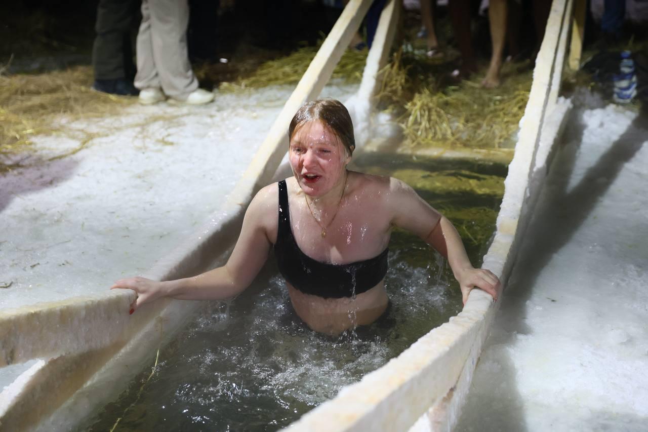 Фото Первые новосибирцы окунулись в Крещенскую купель в аномальный мороз: 12 кадров бесстрашных женщин и мужчин 7